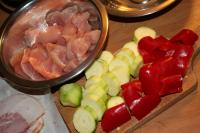 Hähnchen-Brust, Paprika, Speck und Zwiebel in die...