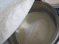 Im Topf, Milch leicht erhitzen und Zucker...