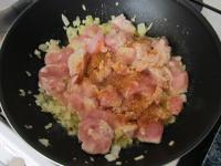 Hühnerfleisch und Gewürz zugeben. Hühnerfleisch...