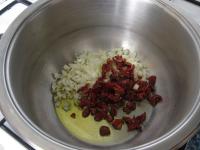 Zwiebel schälen und klein schneiden. Gedorrte...