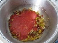 Geschnittene Oliven, Paprika und Tomatenmark...