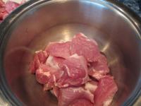 Fleisch waschen und in größere Stücke...