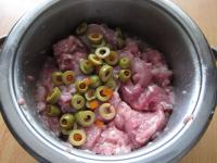 Oliven in Rädchen schneiden. Hackfleisch mit...