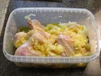 Flügel in Schüssel legen, mit Marinade schmieren...