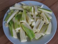 Während Kartoffeln backen, Zucchini putzen, in...