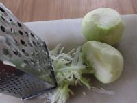 Kohlrabi schälen und grob reiben. Kartoffeln...