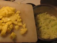 Kartoffeln, eine Prise Salz und Kümmel zugeben. ...