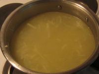 Heißes Wasser gießen und kochen bis Kartoffeln...