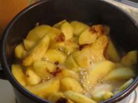 Äpfel schälen, entkernen und in Achtel...