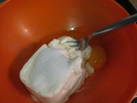 Quark mit dem Ei und Vanillezucker rühren. ...