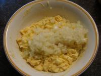 Zwiebel abschälen und fein schneiden. Zum Käse...
