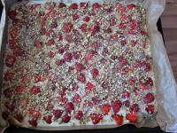 Den Oberteil noch mit geschnittenen Erdbeeren...