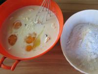 Für den Guss Eier mit Quark, Milch und Zucker...