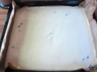 Guss vorsichtig auf dem Backblech mit dem Streusel...