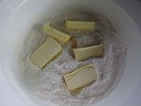 Aus Mehl, erweichter Butter, Zucker,...