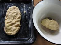 Backblech mit Butter ausfetten und 2/3 des Teigs...