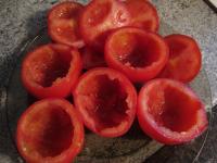 Aus dem größeren Teil der Tomate vorsichtig mit...