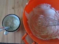 Sahne steif schlagen. In einem Glass Gelatine im...