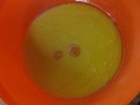 Eigelbe in der Milch ausschlagen, erweichte Butter...