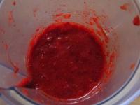 Erdbeere abputzen, waschen und mit dem Zucker...