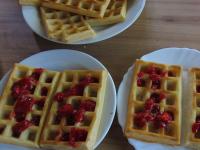 Schon gebackene Waffeln mit Erdbeerpüree...