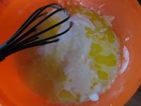Eigelbe, Eier, Mehl und Zucker gut mengen....