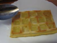 Ausgekühlte Waffeln mit Ananassirup oder Saft...