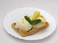 Mit Vanilleeis und Stücken von frischer Ananas...