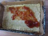Ein Backblech (32x22 cm) mit Backpapier auslegen....