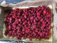 Himbeeren in einem Sieb unter fließendem Wasser...