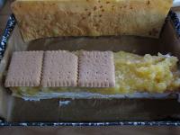 Pudding auf Kekse schmieren. Diese Schicht wieder...