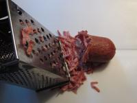 Salami grob reiben. ...