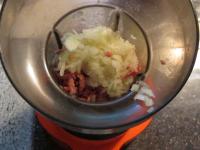 Zwiebel schälen, klein hacken und zu der Salami...