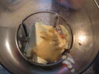 In einen Mixer geben, weichen Käse, weiche Butter...