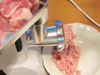 Fleisch waschen, schneiden und in Fleischwolf...