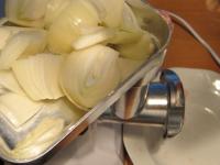 Zwiebel schälen, schneiden und auch mahlen....