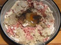Fleisch mit Zwiebel, Mehl, Paniermehl, Ei,...