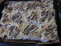 Den Kuchen für 2-3 Stunden in den Kühlschrank...