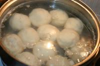 Gekochte Knödel abseihen, mit kaltem Wasser...