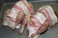 … und mit Speck umwickeln. Nun etwas Wasser...