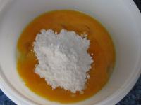 Eigelbe mit dem Zucker ausschlagen. ...
