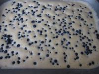 Ein kleineres tiefes Backblech mit Butter...