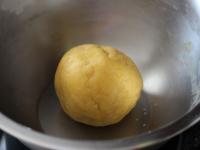 Teig aus Mehl, Butter, Eier, Zucker und einer...