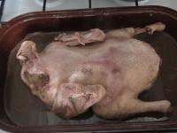 Vor dem Braten die gesalzene Ente nochmal gut...