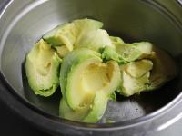Weiche Avocados schälen, entkernen und in einer...