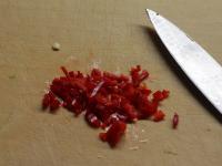 Chilischote fein hacken....