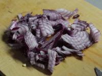 Rote Zwiebel schälen und klein hacken. ...
