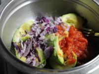 Chili und Zwiebel zum Avocado mischen. Klein...