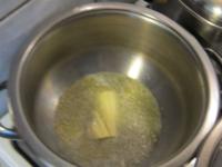 In dem Topf Butter auftauen....