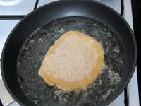 In Bratpfanne Öl erhitzen. Dann Käse drauf kurz...